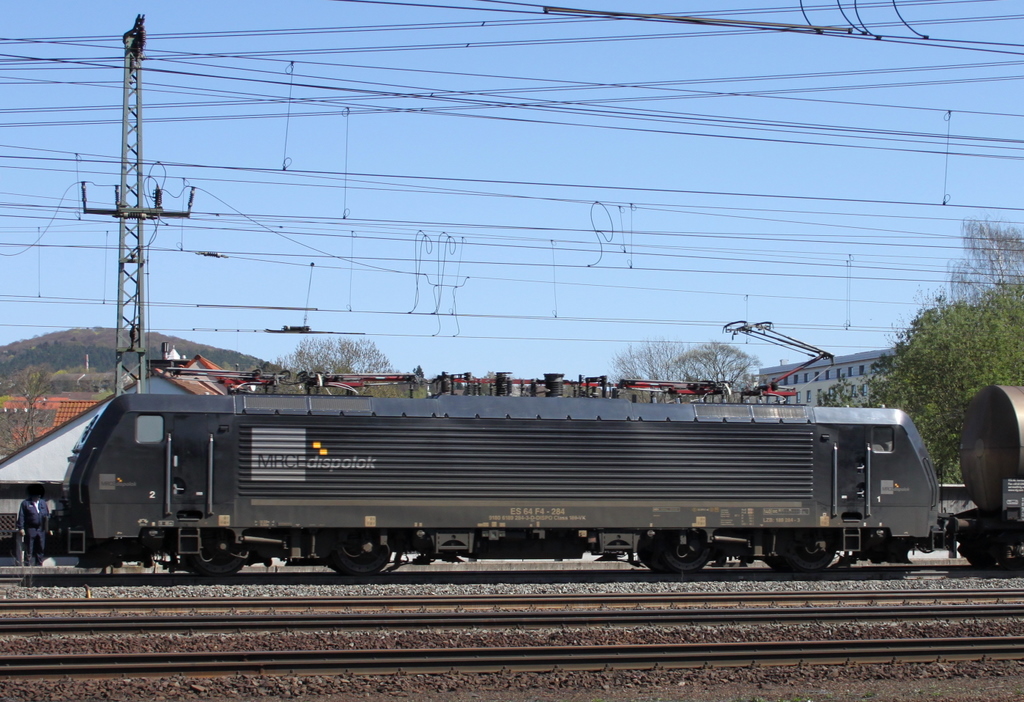 189 284-3 mit Kesselwagenzu am 09.04.11 in Fulda