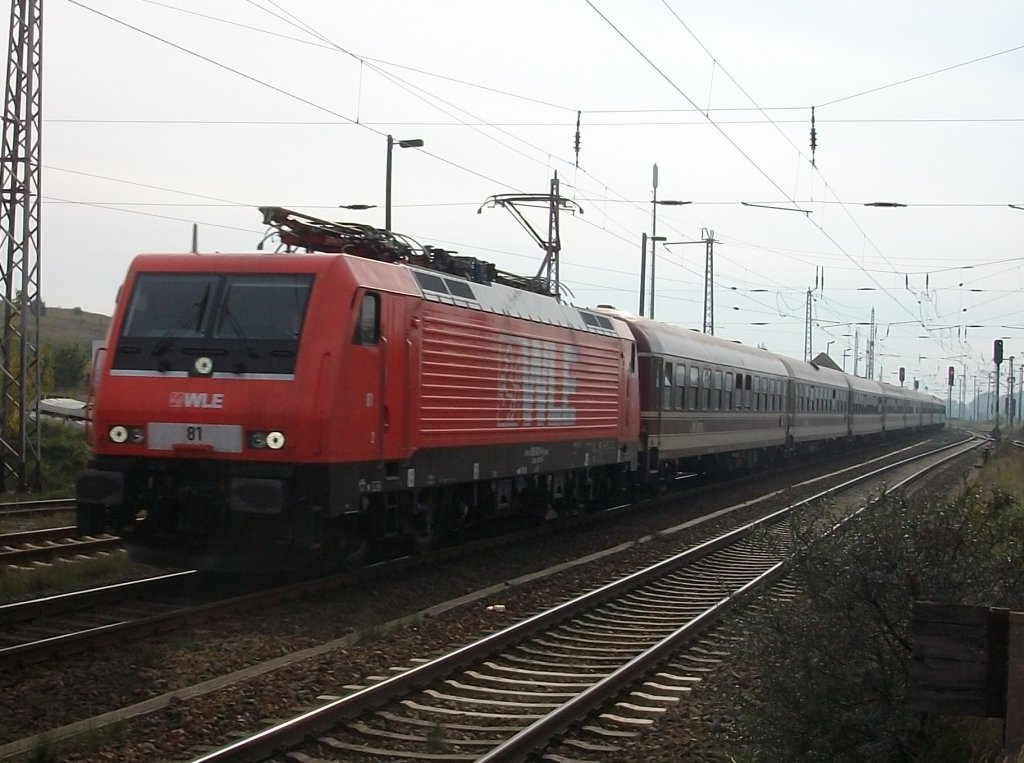 189 801 bei WLE als Nr.81 am 08.Oktober 2010 mit dem Mllers Saufzug Kln-Binz bei der Durchfahrt in Bergen/Rgen.