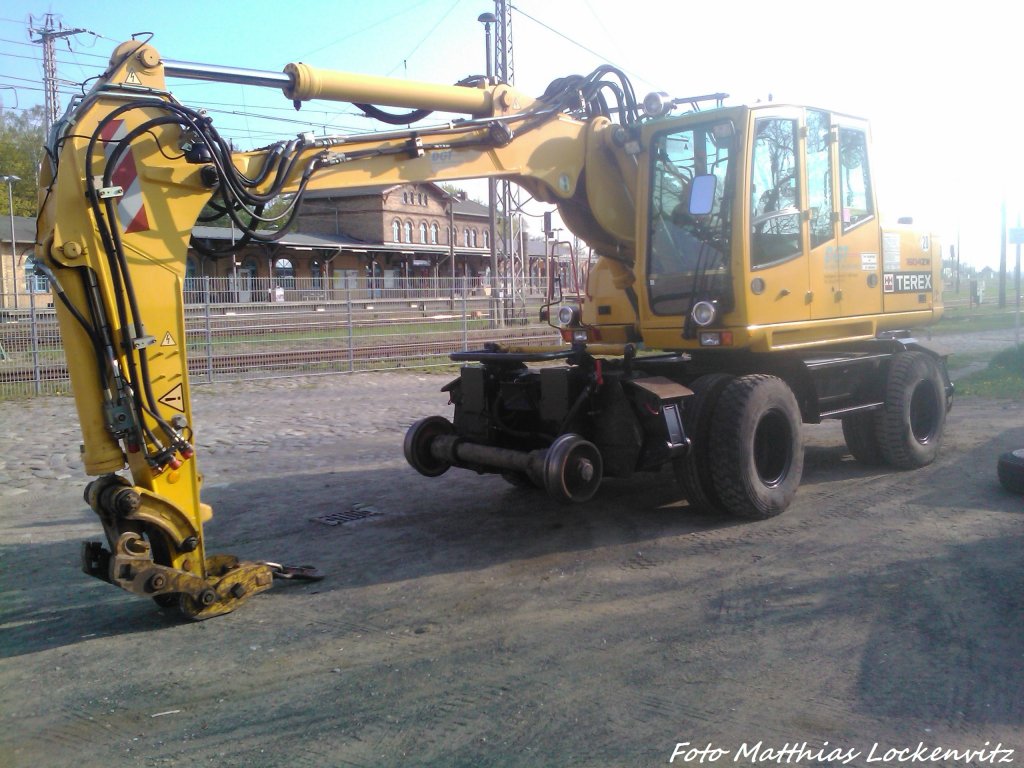 2-Wege Bagger abgestellt in Bergen auf Rgen am 8.5.13