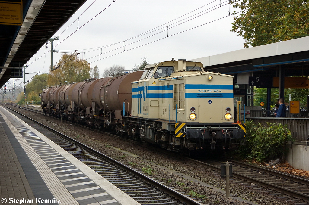 201 742-4 ITB - Industrietransportgesellschaft mbH Brandenburg mit einem Kesselzug aus Brandenburger-Altstadt und brachte diesen zum Brandenburger Gbf. Musste aber vor der Einfahrt in den Gterbahnhof im Brandenburger Hbf an einem rotem Signal kurz warten. 22.10.2012