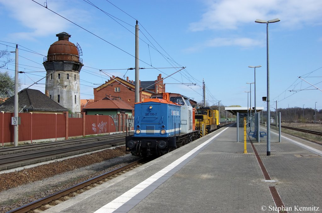 202 330-7 NBE RAIL GmbH, zur Zeit an die HGB - Hessische Gterbahn GmbH vermietet als Ersatz fr V100.01, mit Bauzug in Rathenow in Richtung Stendal unterwegs. 08.04.2011