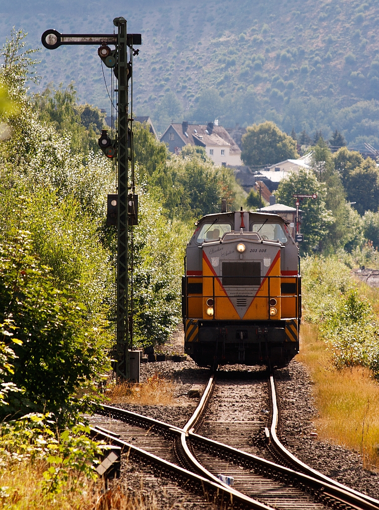 203 005  Starker Anton  der Die-Lei GmbH (Kassel) am 05.08.2011 in Herdorf. Die Lok hat Halte-Signal und wartet das sie weiter ber die Hellerstrecke (KBS 462) weiter Richtung Haiger fahren kann. 