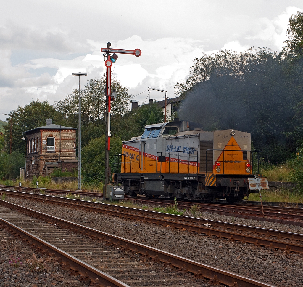 203 005  Starker Anton  der Die-Lei GmbH (Kassel) am 05.08.2011 in Herdorf. Die Lok hatte Hp 0 und fhrt gerade wieder an, und nun geht es ber die Hellerstrecke (KBS 462) weiter Richtung Haiger. 