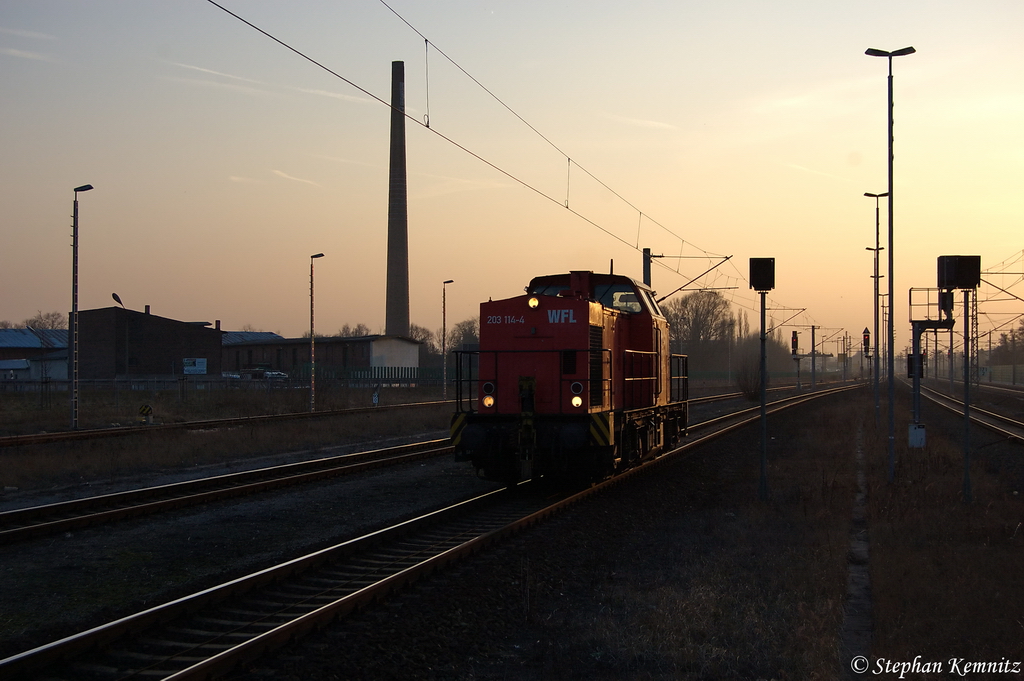 203 114-4  Lok 22  WFL - Wedler & Franz Lokomotivdienstleistungen GbR, zur Zeit an die LaS - Logistik auf Schienen GmbH vermietet. Kommt hier als Lz durch Rathenow und fuhr in Richtung Wustermark weiter. 16.03.2012