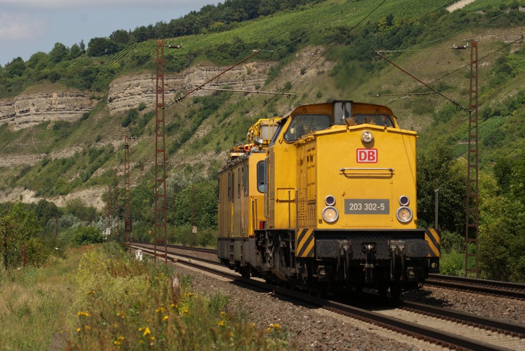 203 302-5 + 711 005-9 in bei der Durchfahrt durch Thngersheim am 31.07.2010