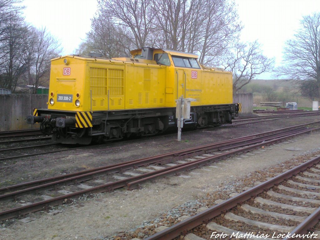 203 308-2 steht vorm Lokschuppen in Bergen auf Rgen am 26.4.13