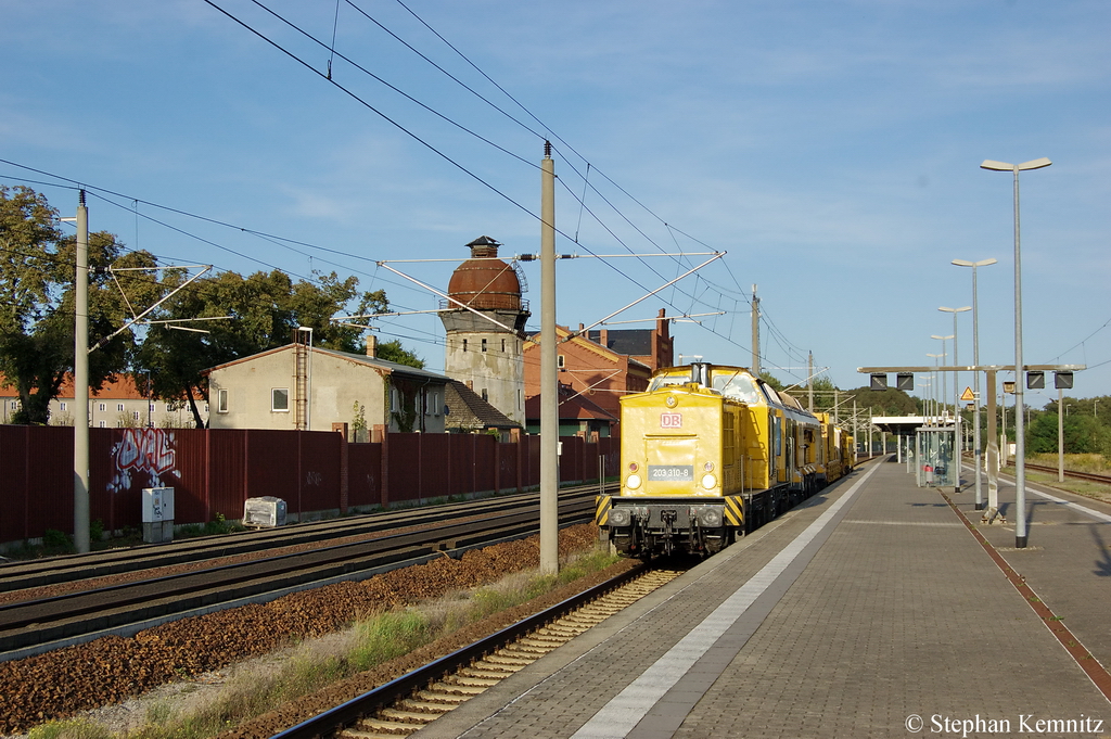 203 310-8 ex DR 110 334-0 der DB Netz AG mit einem Bauzug in Rathenow Richtung Stendal unterwegs. 16.09.2011