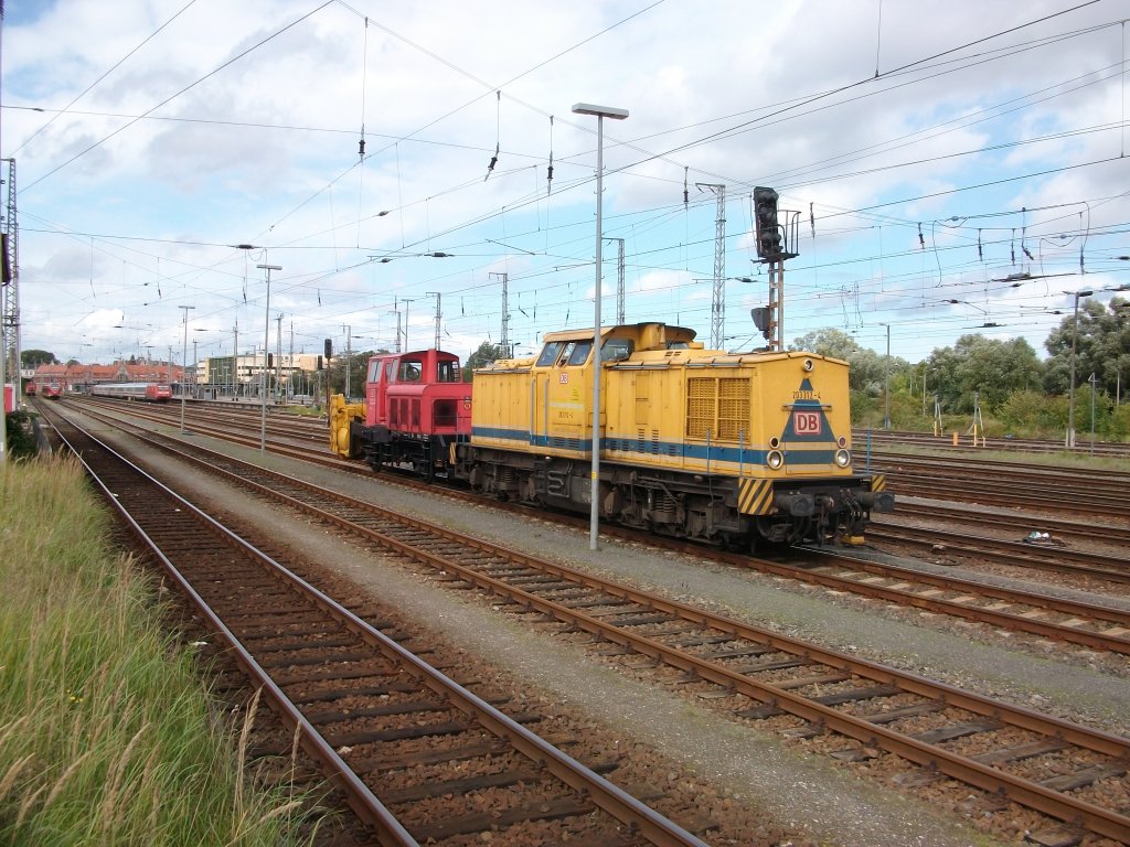 203 312 von DB Netz Instandsetzung hatte am 16.September 2010 eine Schneeschleuder in Stralsund am Haken.