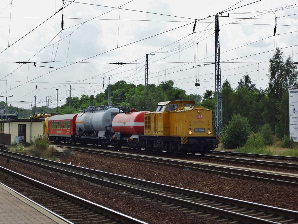 203 312 mit Gefahrgutausbildungszug in Elsterwerda Hbf, 26.07.2013.