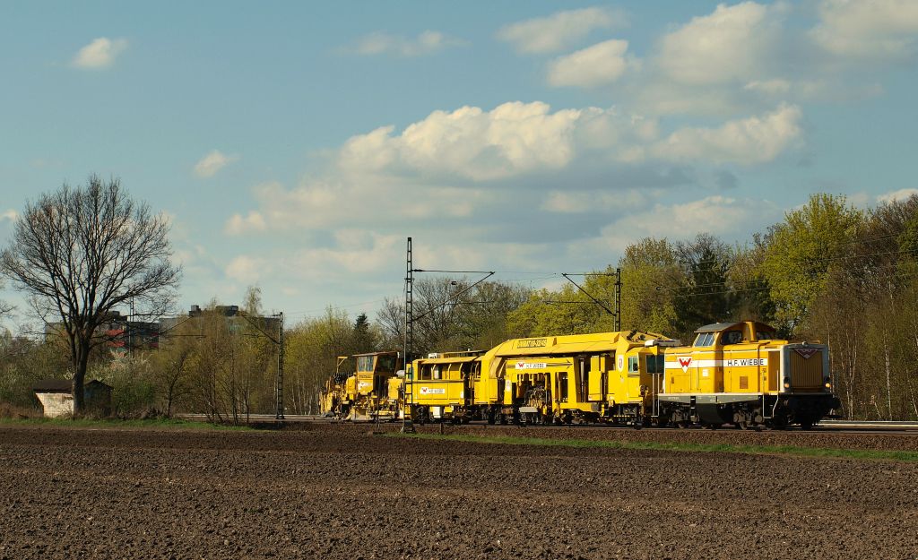 211 195 von Wiebe dieselte mit Baugermpel durch Halstenbek am 17.4.