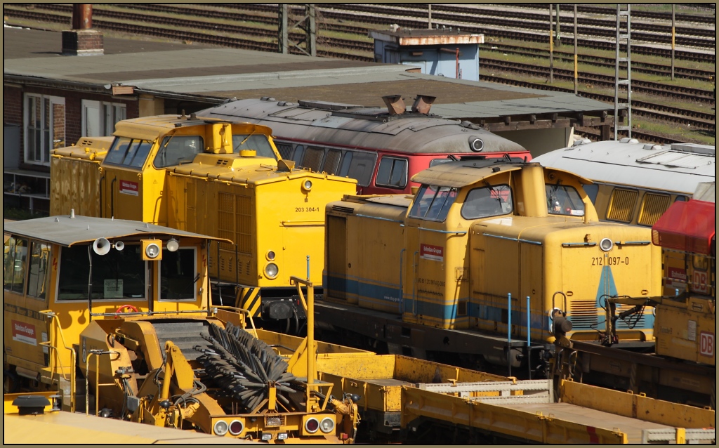 212 097 und 203 304 versteckten sich in der Menge der abgestellten Fahrzeuge am 09.04.11 in Duisburg Entenfang
