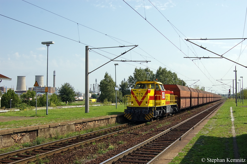 212 (275 212-9) MEG mit Falnqqs Ganzzug  Pendel: Whlitz - Buna  am Haltepunkt Leuna Werke Sd in Richtung Merseburg unterwegs. 23.08.2011