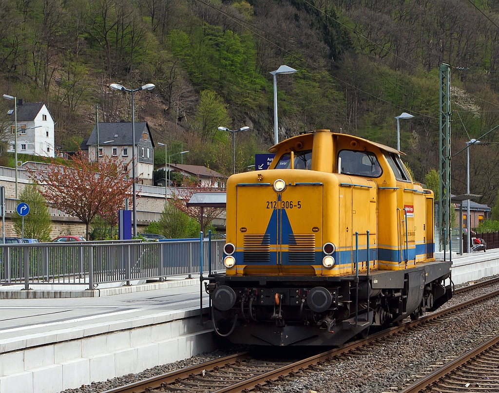 212 306-5 der DB Bahnbau Gruppe fhrt am 27.04.2012 durch den Bf. Kirchen/Sieg in Richtung Siegen. Die V 100.20 wurde 1966 unter der Fabrik-Nr. 1000353 bei MaK gebaut und als V 100 2306 da die Deutsche Bundesbahn ausgeliefert, 1968 erfolgte die Umzeichnung in 212 306-5 .