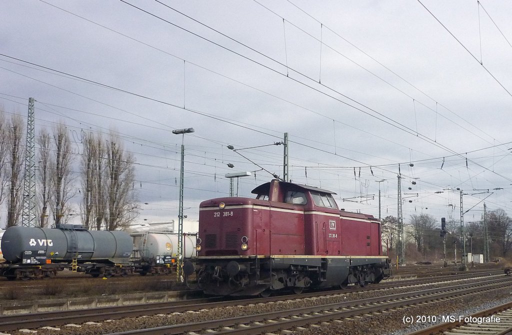 212 381 8 beschleunigt gerade aus dem Neuwieder Gbf raus nachdem sich die Frau Hundert sich betanken lassen hat. Die Fahrt ging nun Rheinabwrts Richtung Linz

Sowas bekommt man wenn man statt sofort nach Hause zu fahren erstma nen abstecher an die Strecke macht 

