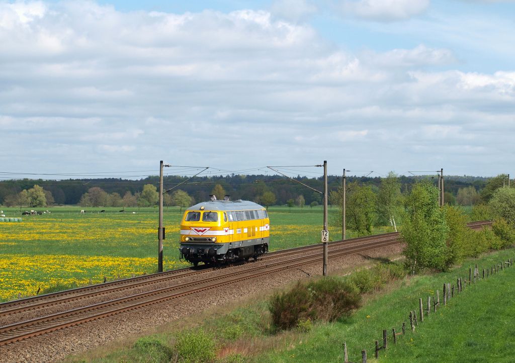 216 012-5 brachte einen Leerwagen in Richtung Hamburg und kam nach kurzer Zeit Lz in Richtung Buchholz durch Ramelsloh am 5.5.12 gefahren.