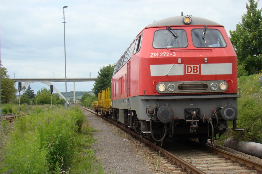 218 272-3 von DB Service S�dost GmbH Karslruhe holte am 26.06.2013 in Karsdorf zwei Flachwagen ab. Hier steht der Zug im ehem. Bf Karsdorf. (Foto: G�nther G�bel)