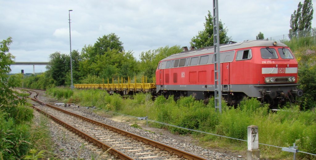218 272-3 von DB Service S�dost GmbH Karslruhe holte am 26.06.2013 in Karsdorf zwei Flachwagen ab. Hier steht der Zug im ehem. Bf Karsdorf. (Foto: G�nther G�bel)