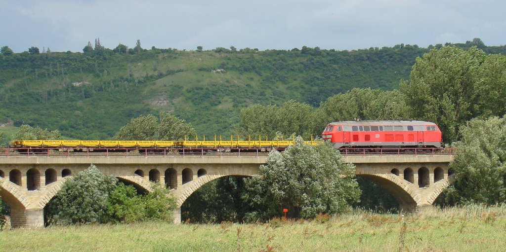 218 272-3 von DB Service S�dost GmbH Karslruhe mit zwei Flachwagen aus Karsdorf, am 26.06.2013 auf dem Unstruthochwasserviadukt bei Kirchscheidungen. Sie fuhr dann �ber Naumburg Ost weiter Richtung Teuchern und wurde am 27.06. in Bitterfeld gesehen. (Foto: G�nther G�bel)