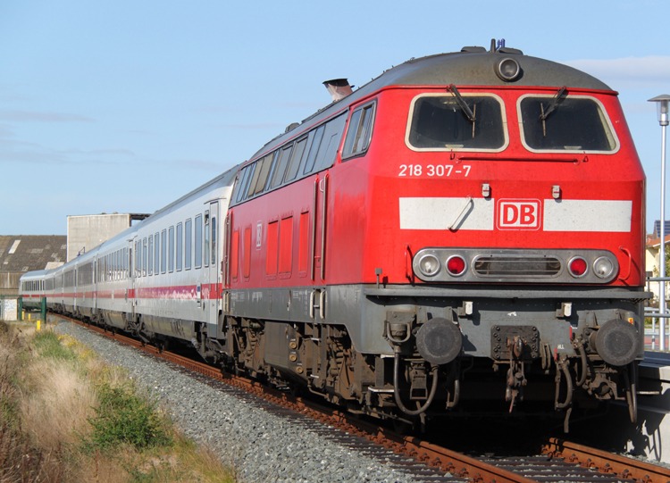 218 307-7+IC2221 von Fehmarn-Burg nach Frankfurt(Main)Hbf kurz vor der Abfahrt im Bahnhof Fehmarn-Burg.04.10.2011