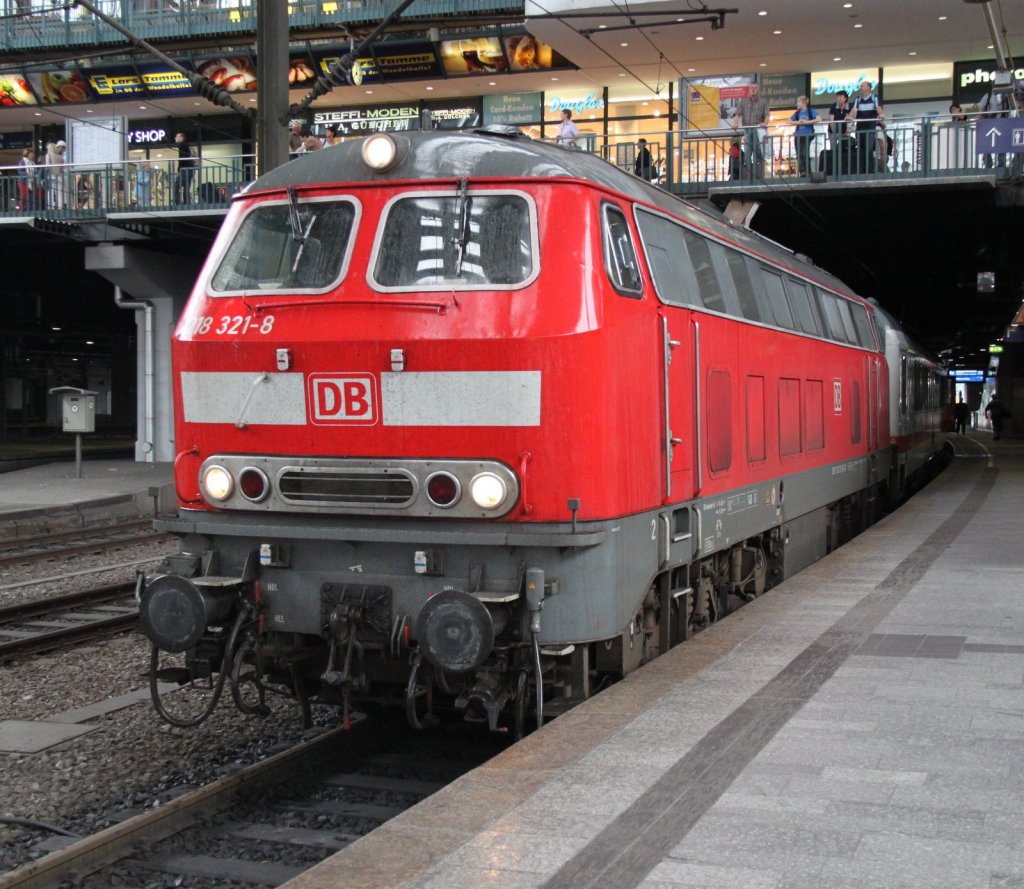 218 321-9 mit IC 2220 von Frankfurt(Main)Hbf nach Fehmarn-Burg kurz vor der Ausfahrt im Hamburger Hbf,die Abfahrt war Sound Pur in meinen Ohren.28.07.2012