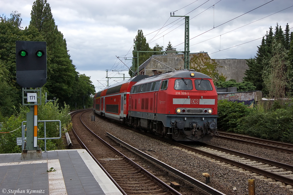 218 329-1 mit dem RE (RE 21449)  Hamburger Strand-Express  von Puttgarden und der RB (RB 21489)  Holsteinische-Schweiz-Express  von Kiel nach Hamburg Hbf am S-Bahn Haltepunkt Hamburg Landwehr und am Zugende hing die 218 413-3. Der Regionalexpress und die Regionalbahn werden in Lbeck zusammen gekoppelt und fahren als Regionalexpress zusammen nach Hamburg. 21.07.2012