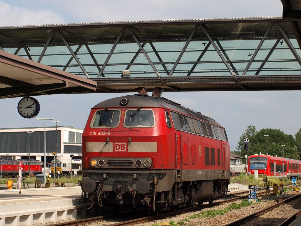 218 402-6 sprang in letzter Sekunde fr einen Steuerwagen ein. Mhldorf 31.7.11.