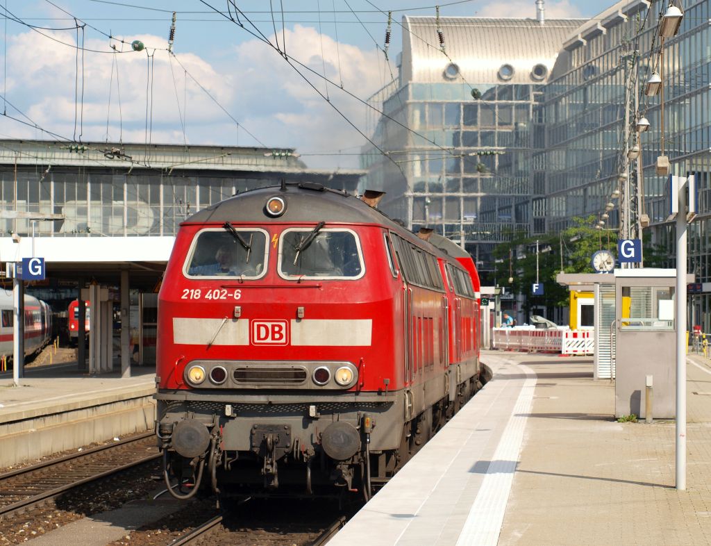 218 402-6 und eine weitere 218 zogen die Regionalbahn 27063 nach Mhldorf aus dem Mnchener Hbf am 26.7.11. Der Zug bestand aus 9 Doppelstockwagen. Am Steuer sa Kult TF Atze Feuchtwanger. Gru Zurck !!