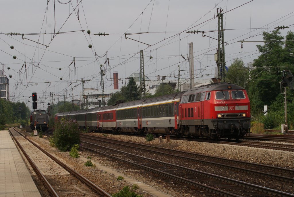 218 421-6 + 218 426-5 mit einem Intercity in Mnchen heimeranplatz am 14.08.2010