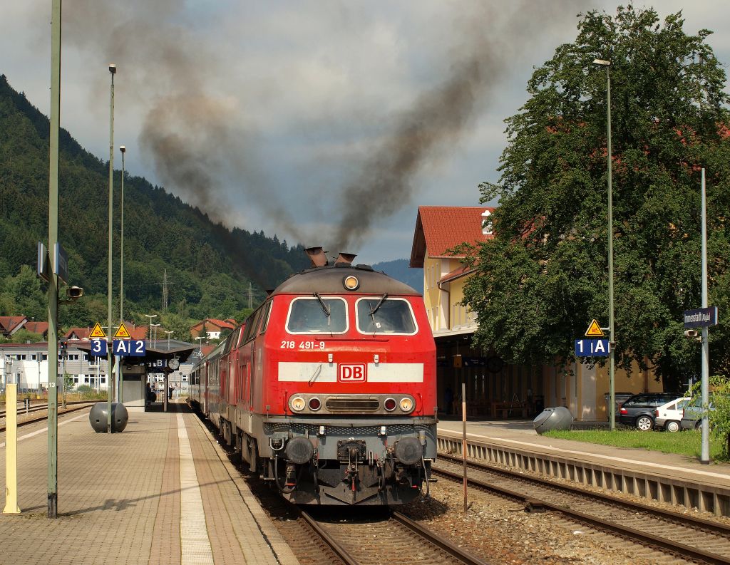 218 434-9 und 218 491-9 zogen den IC 2012 Sonthofen - Herford am 31.7.11 aus dem Immenstdter Bahnhof und hinterlieen dabei ein wenig Ru.