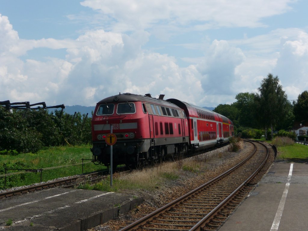 218 438 durchfhrt am 29.07.2011 den Bahnhof Nonnenhorn am Bodensee. Ziel des Zuges ist Lindau Hauptbahnhof.