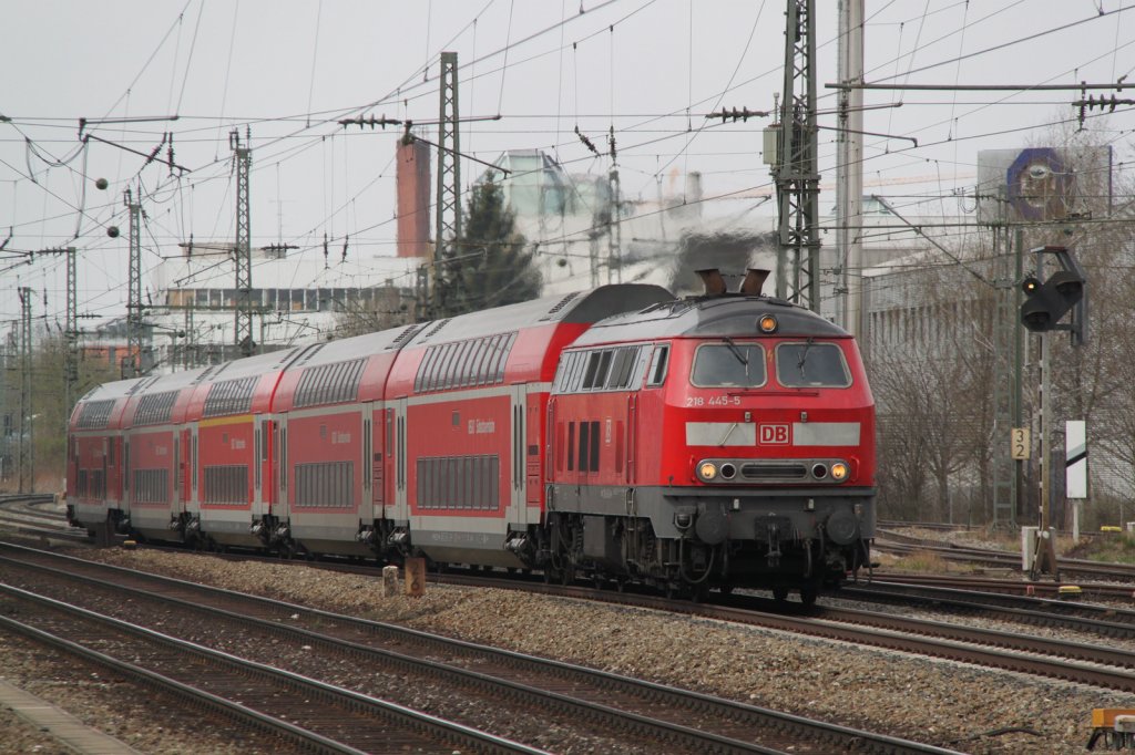 218 445-5 mit RB 27045 von Mnchen Hbf nach Mhldorf(Oberbay)bei der Durchfahrt in Mnchen Heimeranplatz.31.03.2012