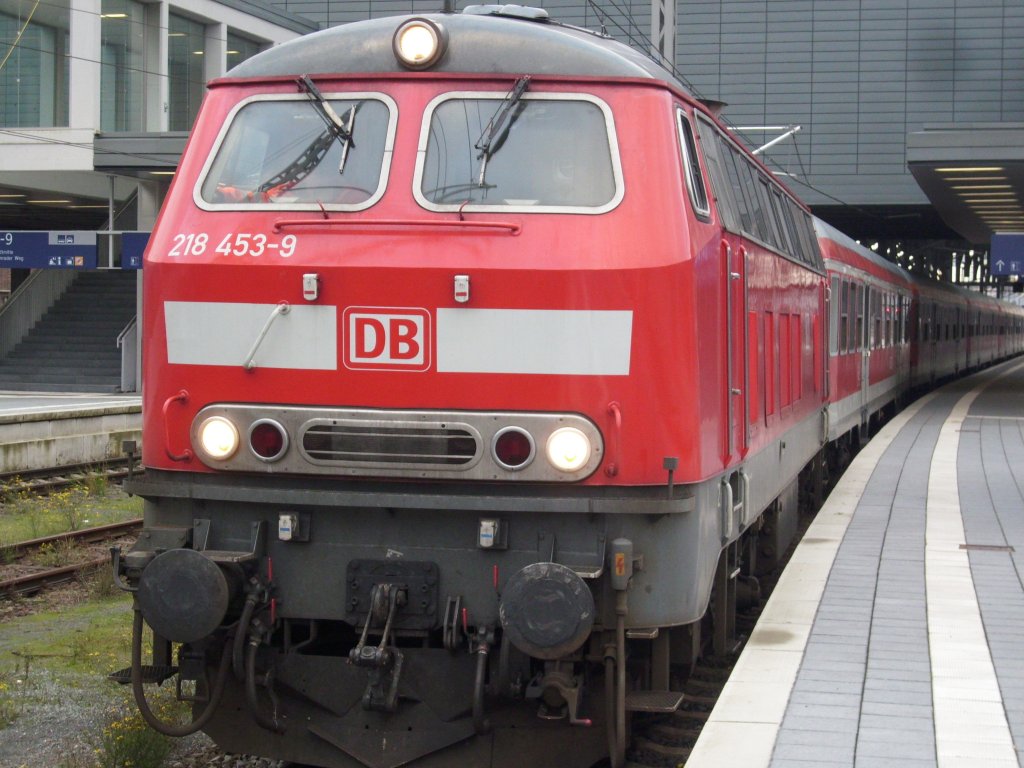 218 453 verlie am 28.November 2009 den Lbecker Hbf in Richtung Kiel.