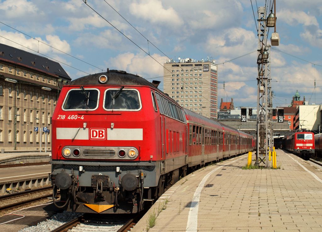 218 460-4 bespannte den RE 57516/66 nach Fssen und Memmingen am 26.7.11.