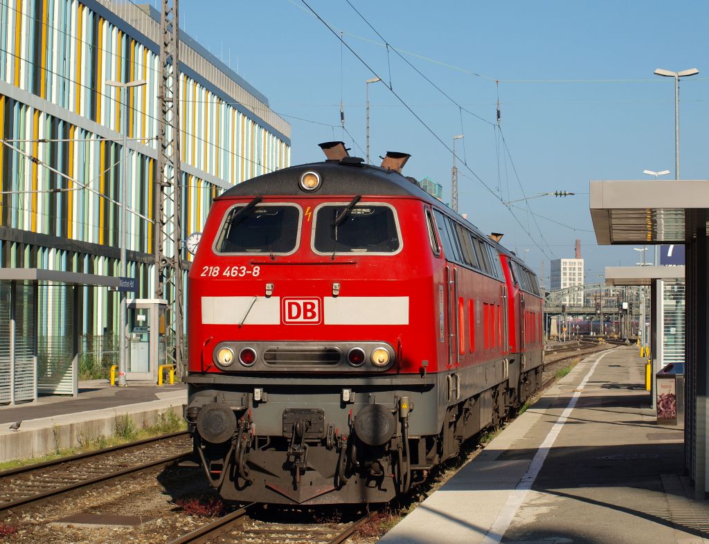 218 463-8 und eine weitere 218 warteten im Mnchener Hbf am 2.8.11 auf weitere Aufgaben.