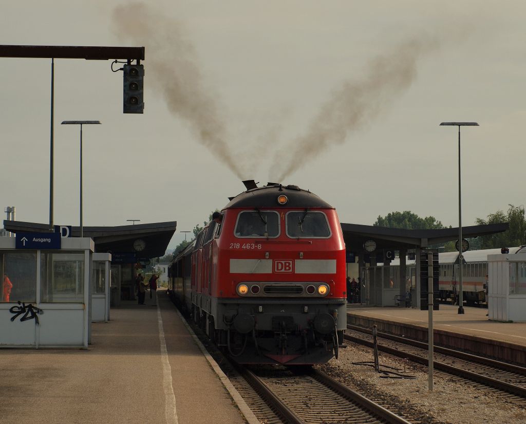 218 463 und eine weitere 218 ziehen den EC 196 nach Zrich HB aus dem Kempeter Bahnhof und hinterlassen etwas Ru dabei. 31.7.11 Kempten (Allgu)