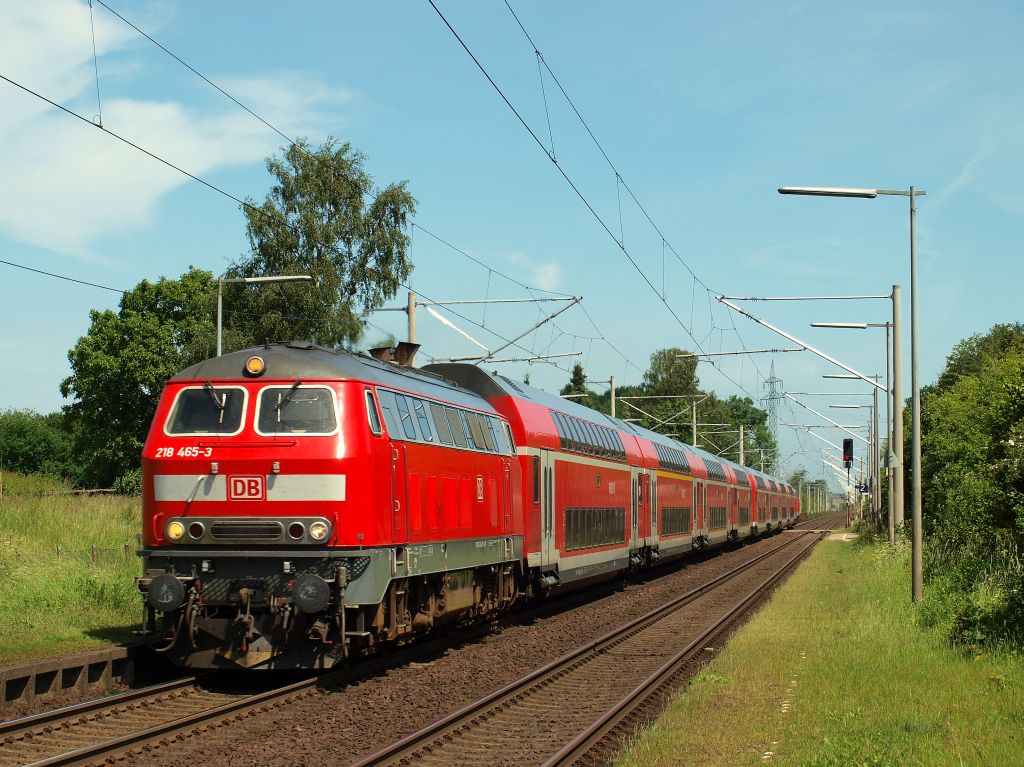 218 465-3 aus Mhldorf rauschte mit dem  Strandexpress  Regionalexpress 21549/21589 aus Puttgarden und Kiel durch den Haltepunkt Kupfermhle am 2.6.11. Am Ende schob 218 413.