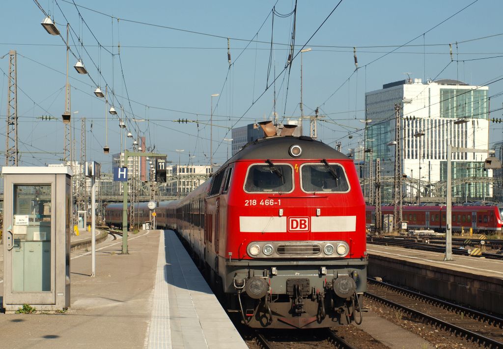 218 466-1 schob einen Leerpark aus dem Mnchener Hauptbahnhof in die Abstellanlage am 2.8.11.