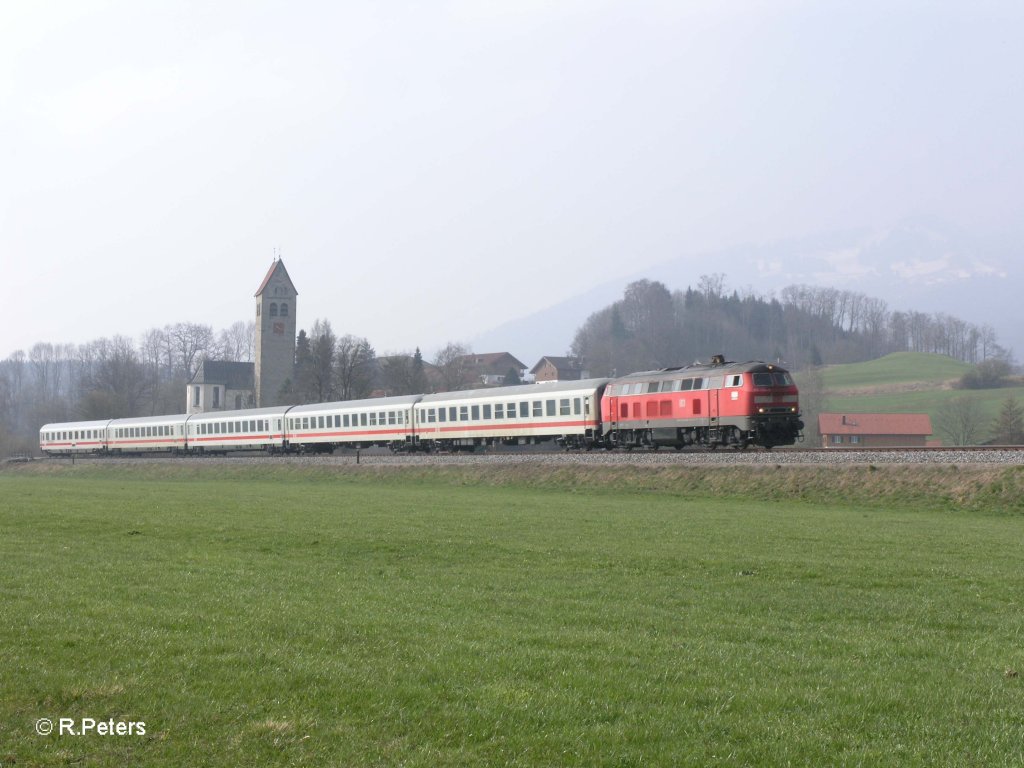 218 472-9 zieht bei Stein im Allgu den IC 2084 nach Hamburg.17.04.10