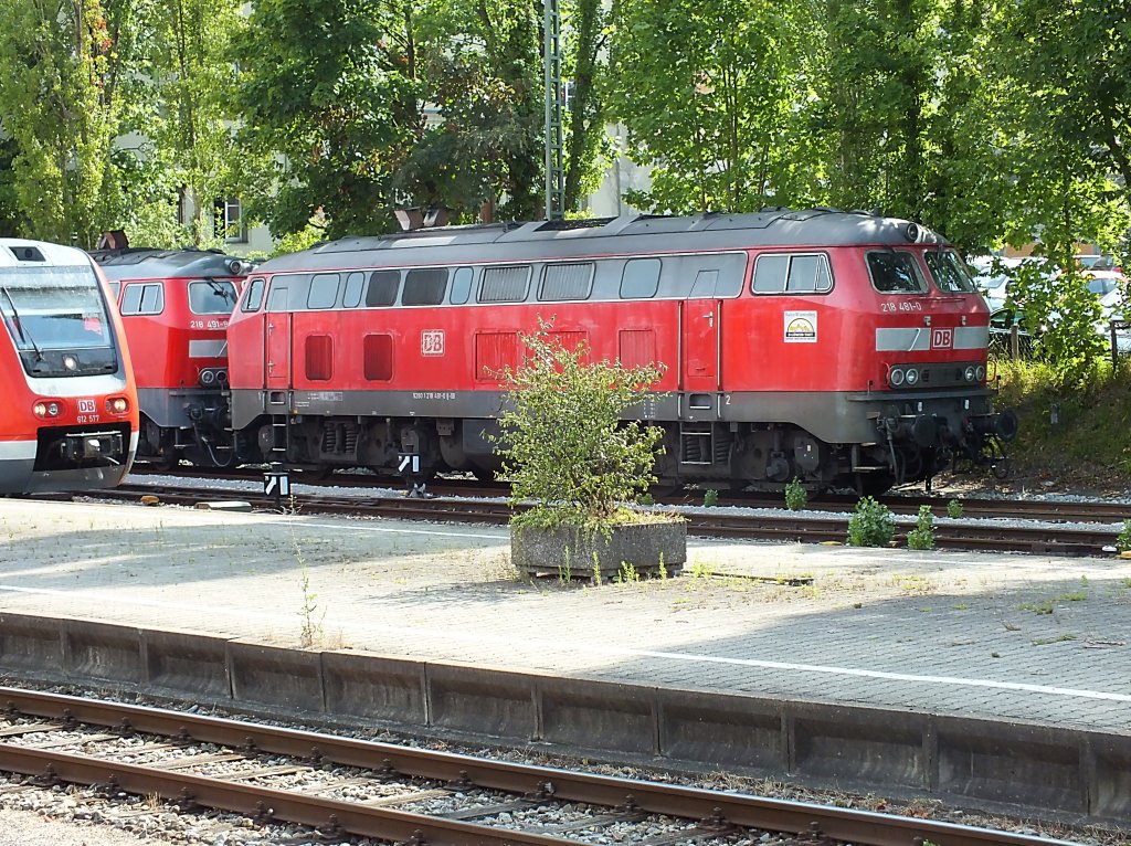 218 481 und 491 haben IC 119 am 23.7.13 wohlbehalten nach Lindau gebracht und drfen nun bis zum Mittag des nchsten Tages Pause machen. Eisenbahnfreunden ist das Zugpaar IC 118/119 vor allen Dingen aufgrund der Bespannung zwischen Stuttgart und Mnster bekannt. Dort kommt regelmig die BR103 zum Zug. Links im Bild: 612 077