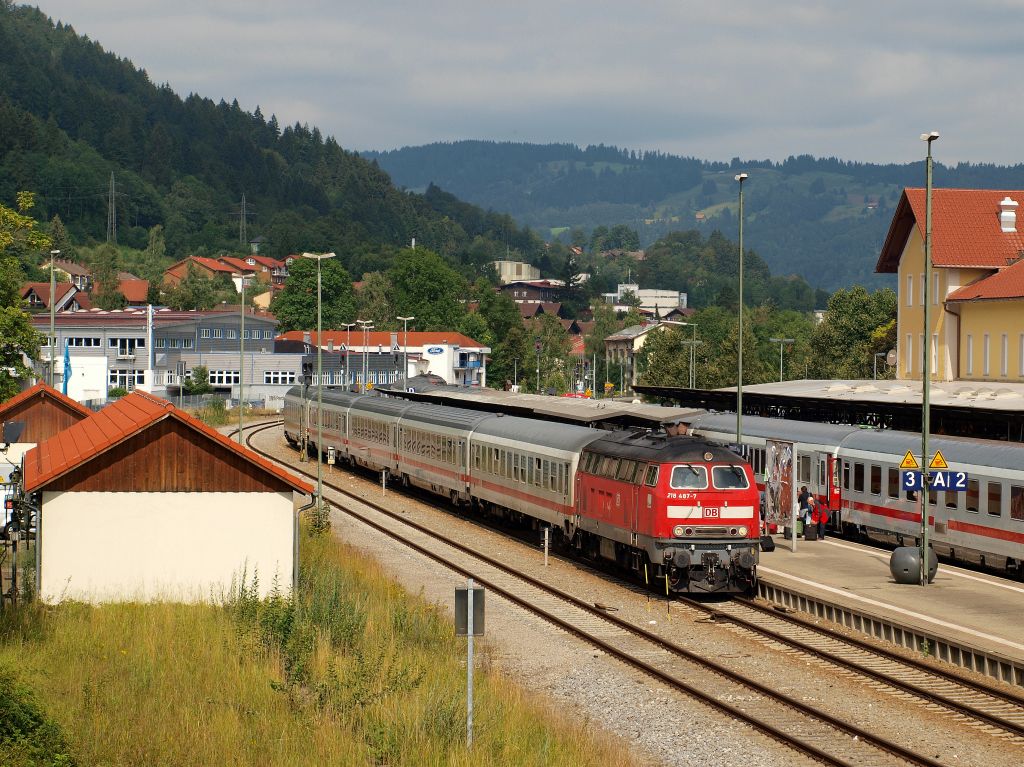 218 487-7 im Bahnhof von Immenstadt am 31.7.11 mit dem IC 2084/2082.
