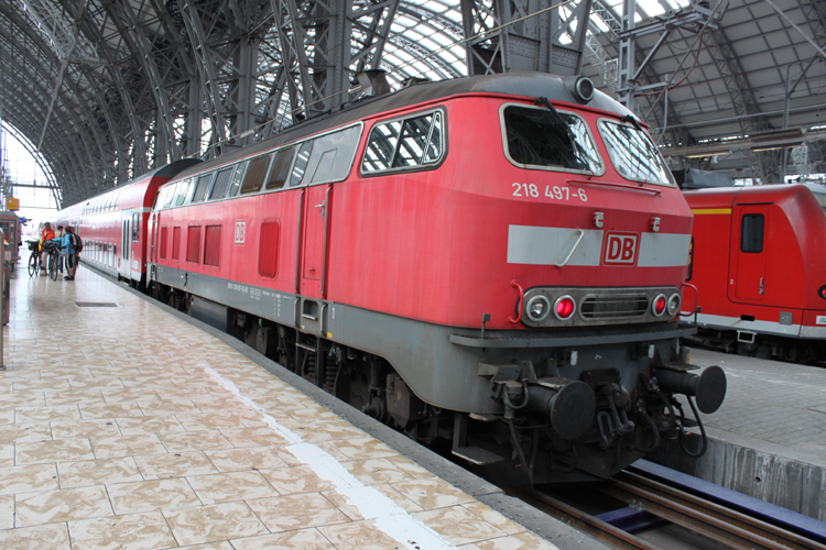 218 497-6 mit RE 15044 Frankfurt(Main)Hbf Richtung Glauburg Stockheim in
Frankfurt(Main)Hbf(05.08.10)
