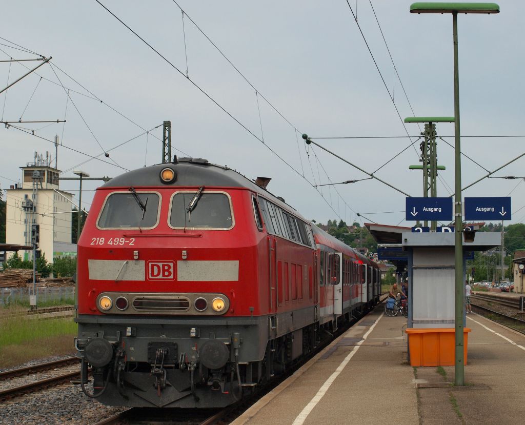 218 499-2 mit dem IRE 3220 bestehend aus 3 N-Wagen von Ulm Hbf nach Neustadt im Schwarzwald abfahrbereit im Bahnhof Donaueschingen am 26.5.12.