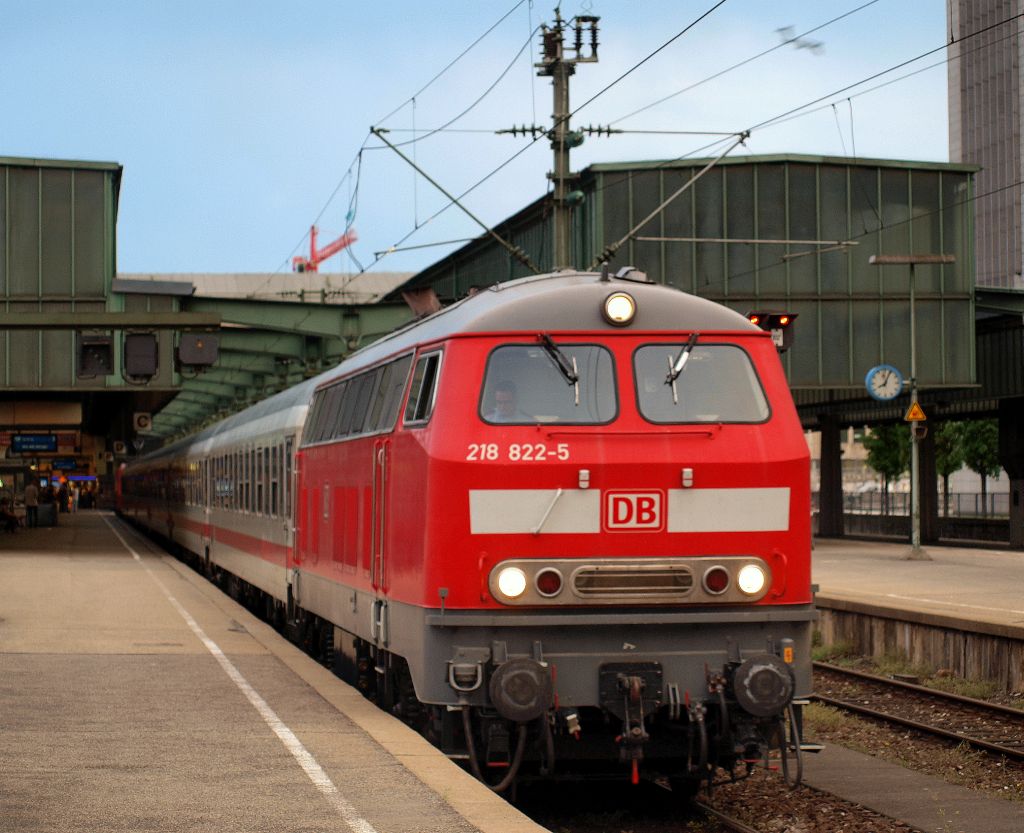 218 822-5 zog einen IC-Wagenpark aus dem Stuttgarter Hbf am 23.4.11.