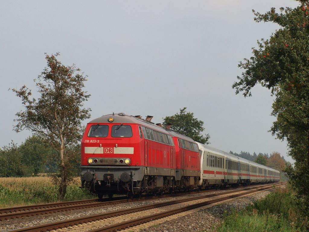 218 823-3 und 218 389-5 rauschten mit dem IC 2310 von Frankfurt Main Hbf nach Westerland auf Sylt durch St.Michaelisdonn am 24.9.11.