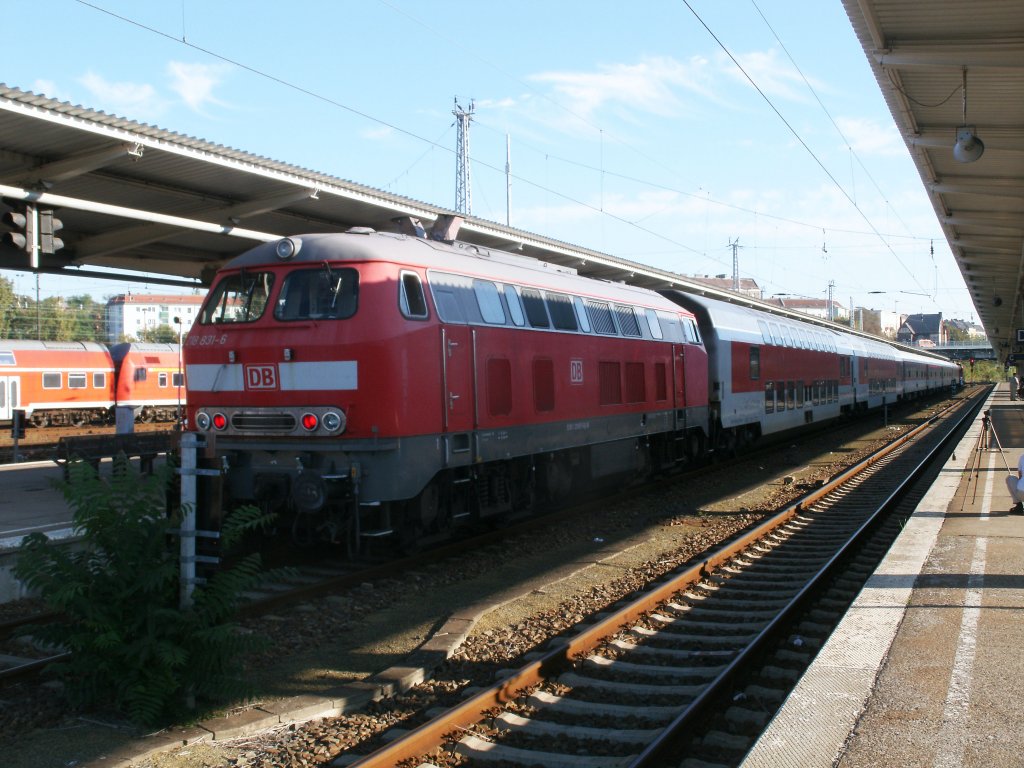 218 831 brachte,am 01.Oktober 2011,den CNL Mnchen-Berlin Lichtenberg zur Reinigung nach Berlin Warschauer Strae.Aufnahme in Berlin Lichtenberg. 