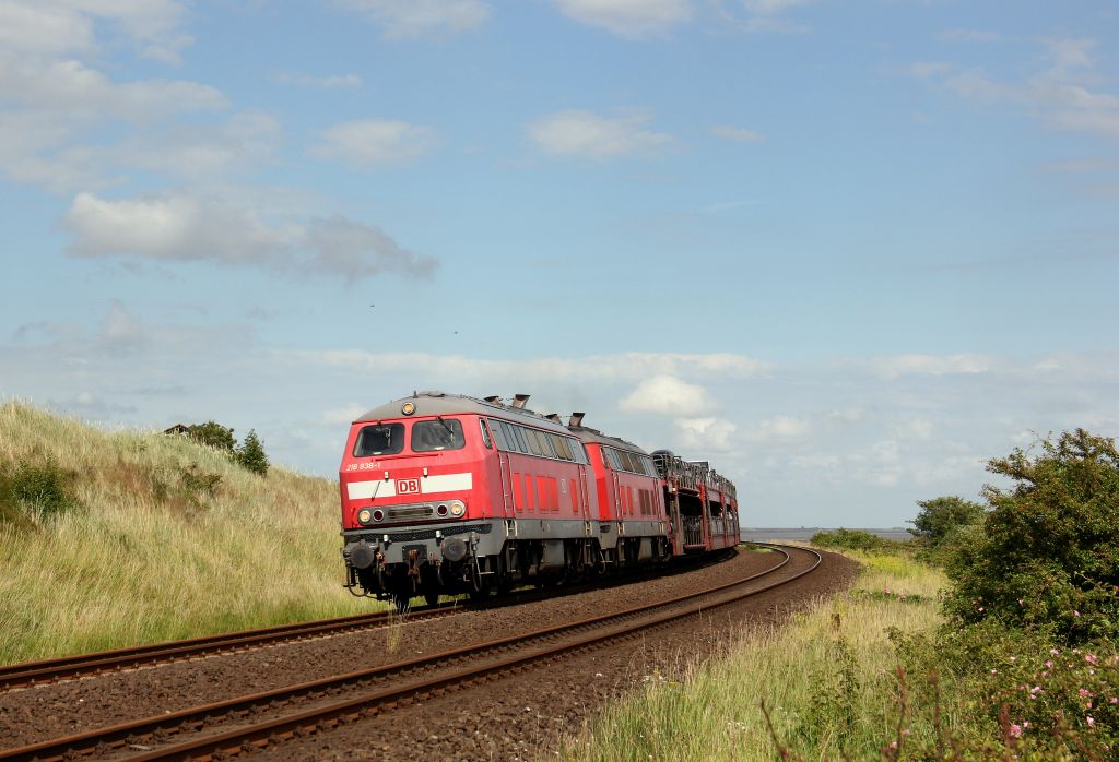 218 838-1 und 218 363-0 rauschten mit dem AS 1444 nach Westerland an der Morsumer Nssespitze vorbei. Morsum 1.7.12