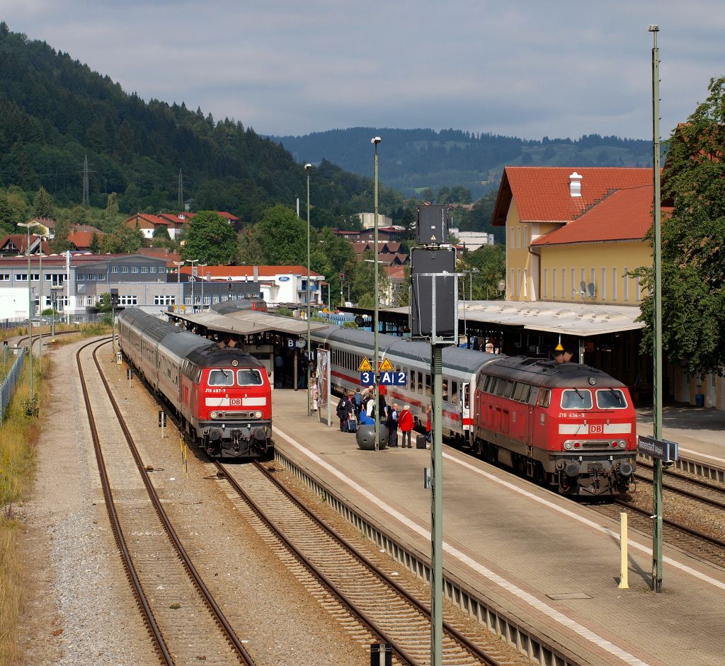 218 Treffen in Immenstadt. 218 487-7 steht mit dem IC 2084/2082 von Sonthofen nach Kneburg abfahrbereit im Bahnhof von Immenstadt und 218 434-9 und 218 491-9 kamen im Sandwich mit dem IC 2012 von Sonthofen nach Herford in den Bahnhof hineingefahren.