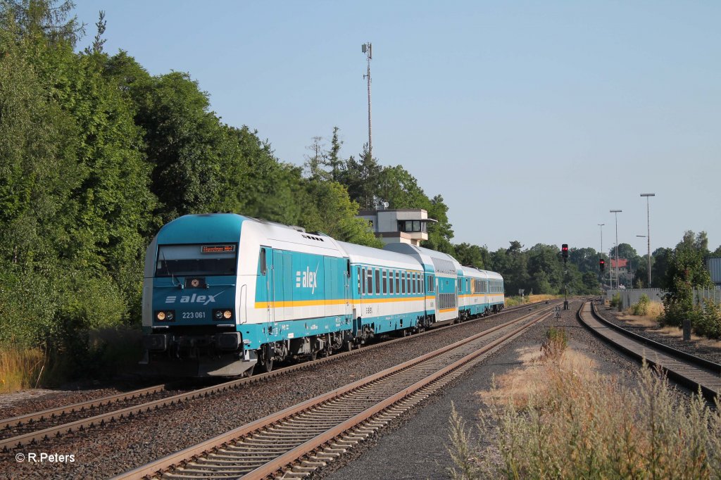 223 061 mit dem ALX84109 Hof - Mnchen bei der durchfahrt in Wiesau. 19.07.13