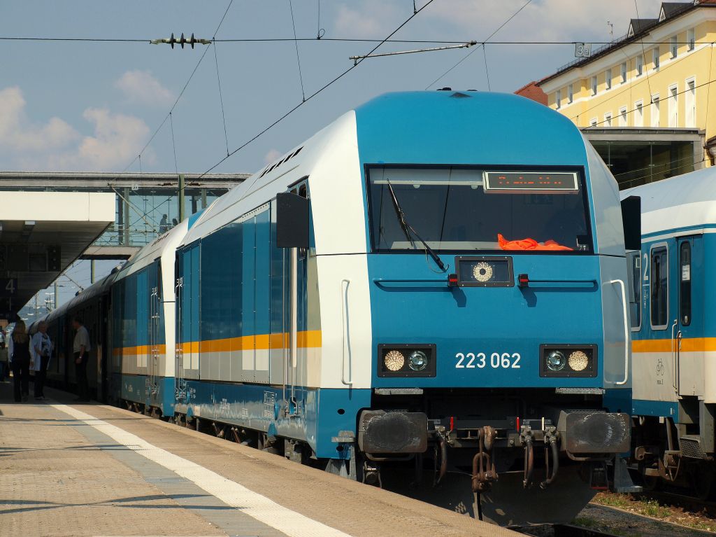 223 062-1 und 233 066-2 bespannten den ALEX 355 nach Prag am 28.7.11. 