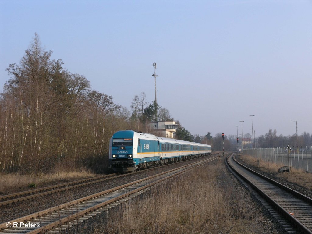 223 064 erreicht Wiesau/Oberpfalz mit den ALX37977 nach Mnchen. 04.04.09